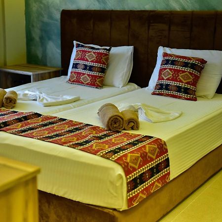 Te Bujtina Hotel- Cozy Stay With Traditional Breakfast Near Beach Golem  Exteriér fotografie