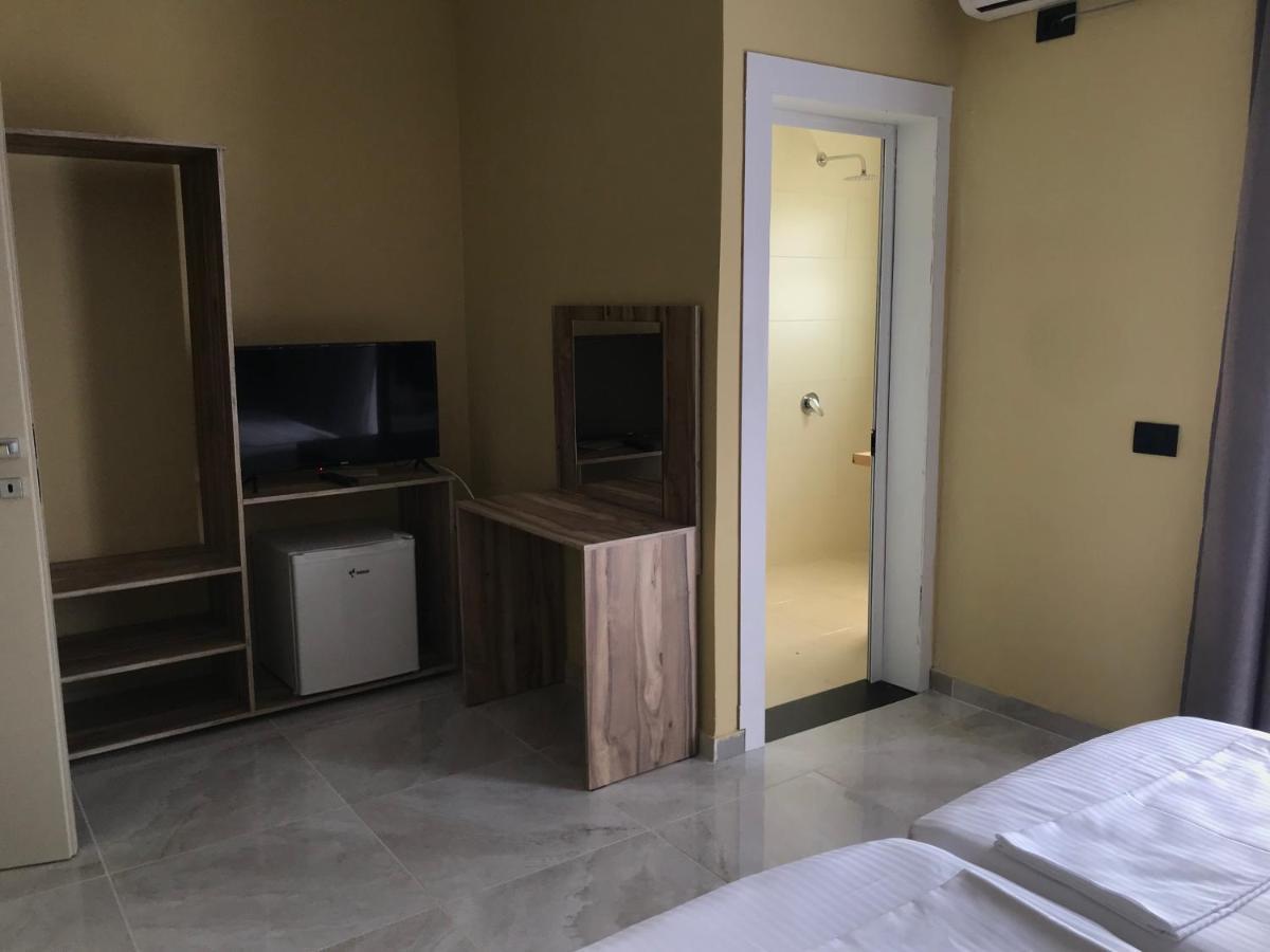 Te Bujtina Hotel- Cozy Stay With Traditional Breakfast Near Beach Golem  Exteriér fotografie