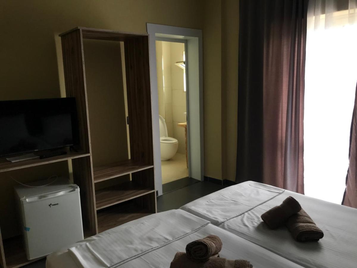 Te Bujtina Hotel- Cozy Stay With Traditional Breakfast Near Beach Golem  Exteriér fotografie
