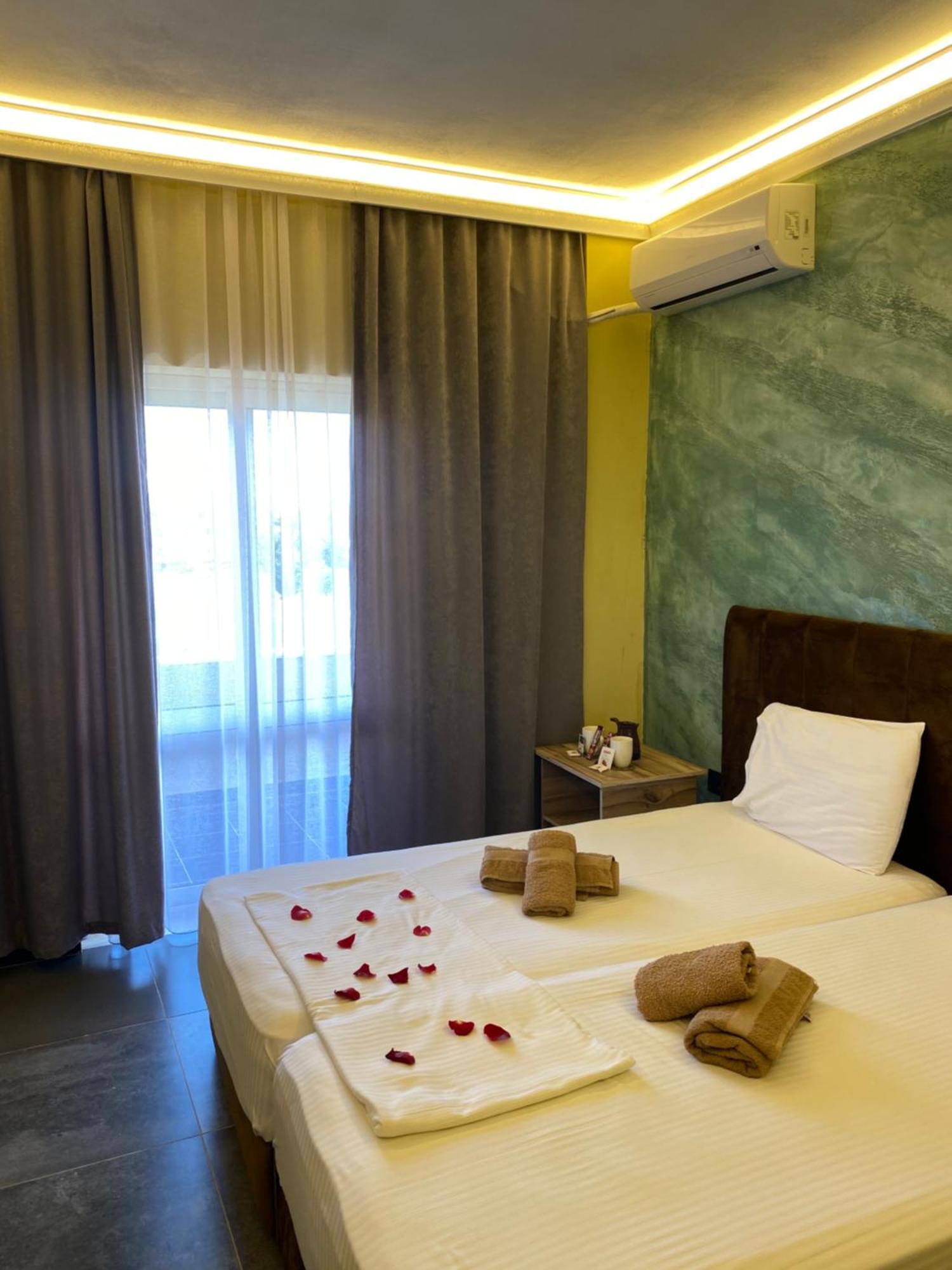 Te Bujtina Hotel- Cozy Stay With Traditional Breakfast Near Beach Golem  Exteriér fotografie