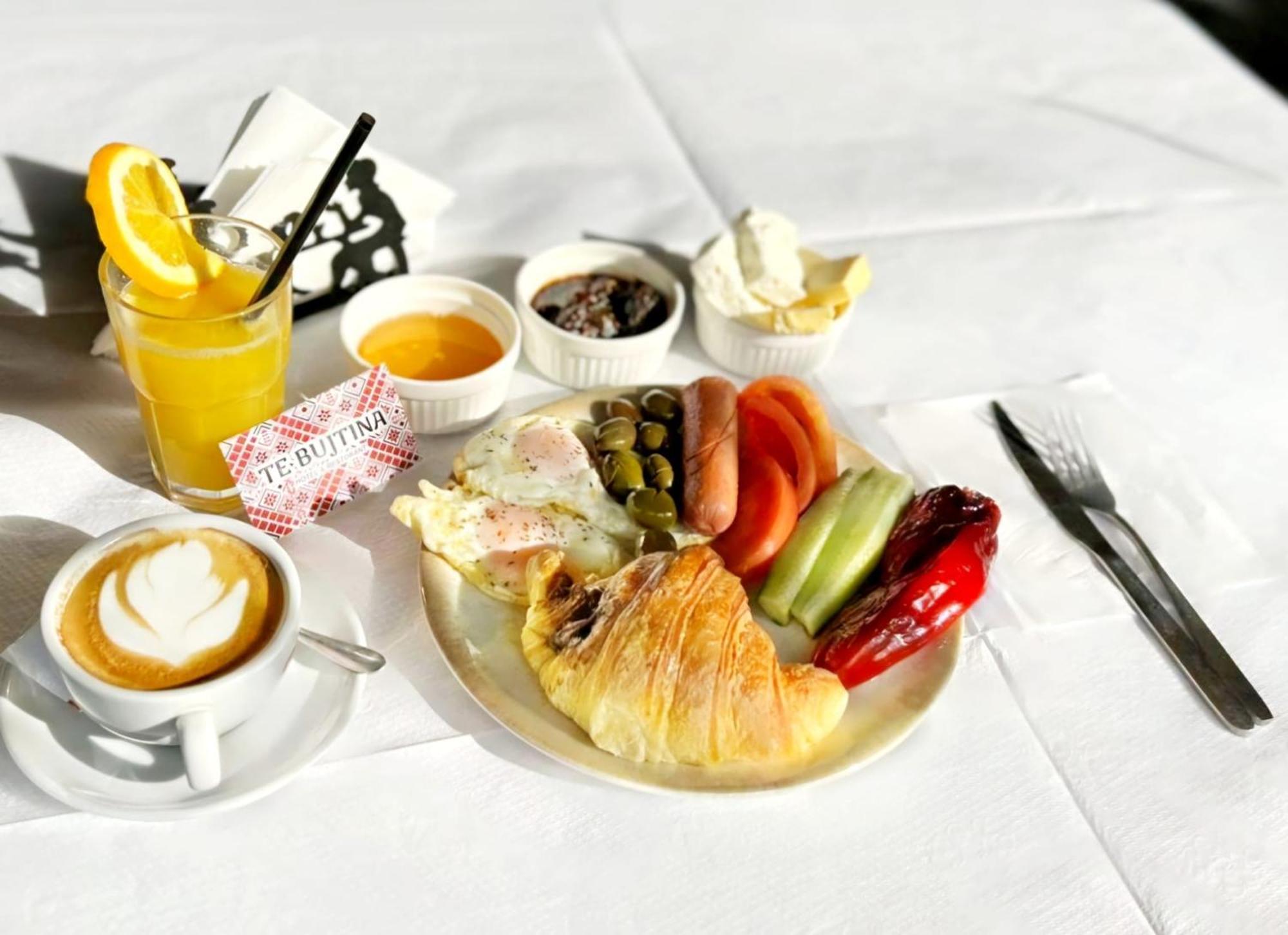 Te Bujtina Hotel- Cozy Stay With Traditional Breakfast Near Beach Golem  Exteriér fotografie