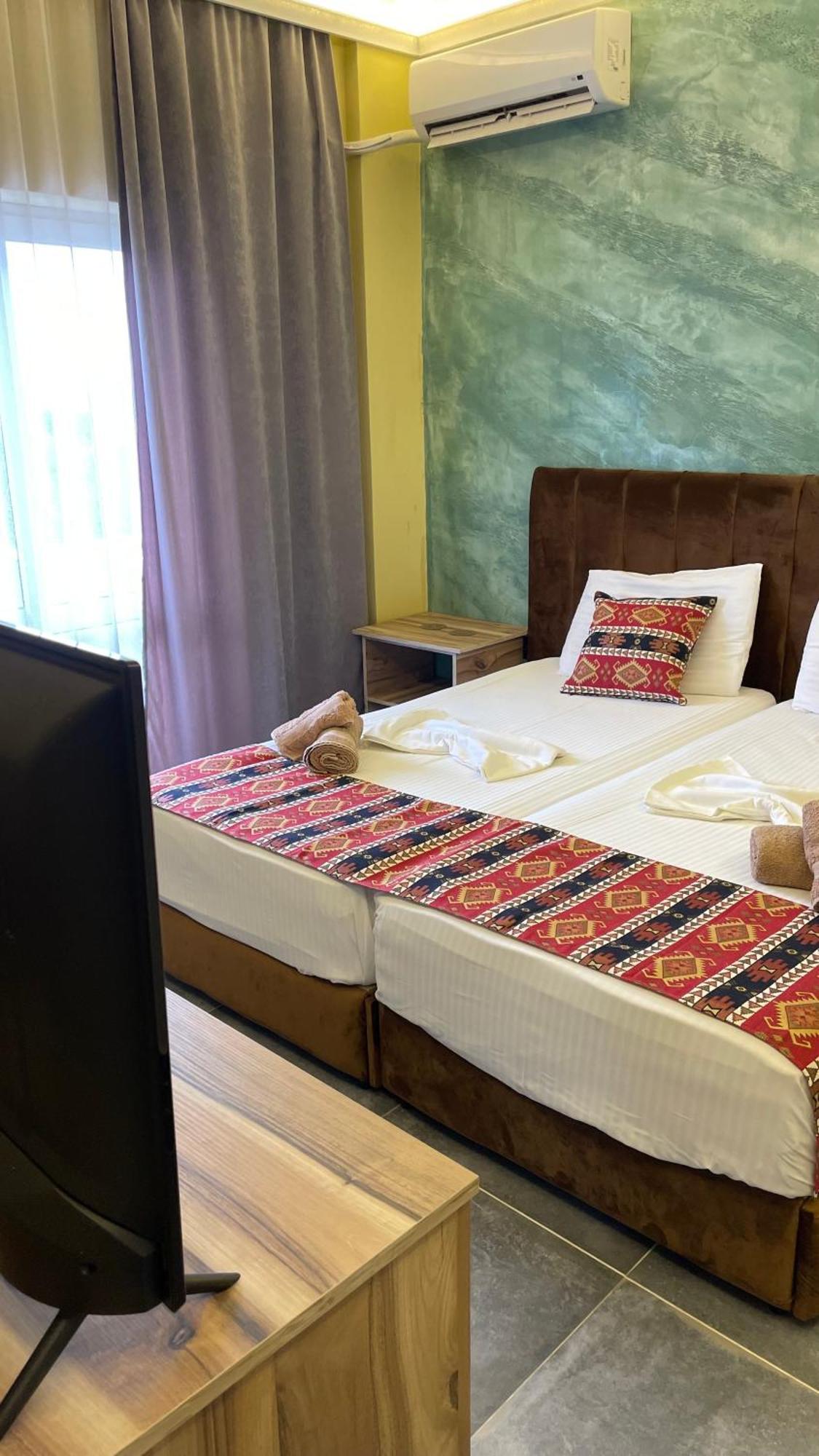 Te Bujtina Hotel- Cozy Stay With Traditional Breakfast Near Beach Golem  Exteriér fotografie