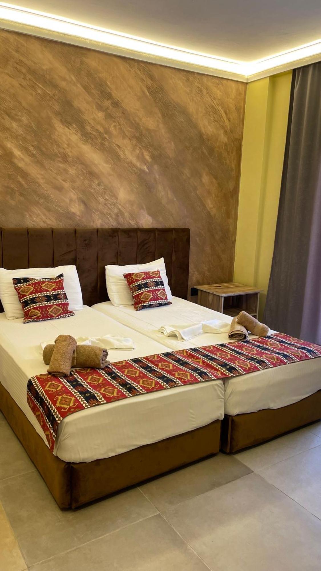 Te Bujtina Hotel- Cozy Stay With Traditional Breakfast Near Beach Golem  Exteriér fotografie