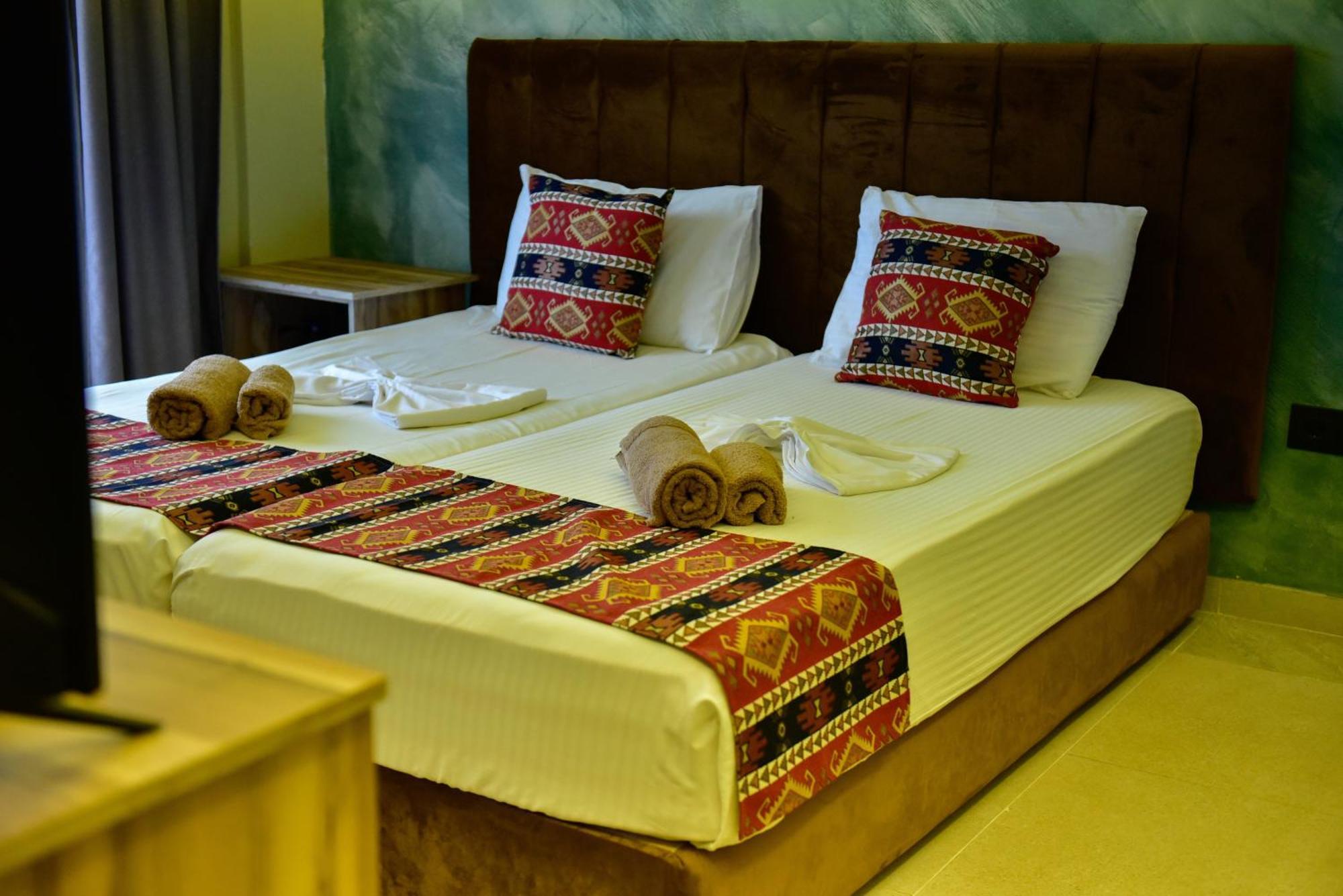 Te Bujtina Hotel- Cozy Stay With Traditional Breakfast Near Beach Golem  Exteriér fotografie
